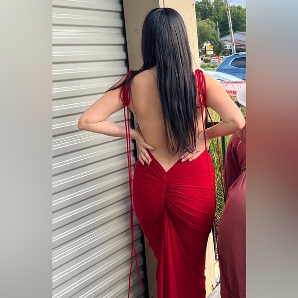 Melani red dress - Backless/ Low Back - Picture 4 of 8